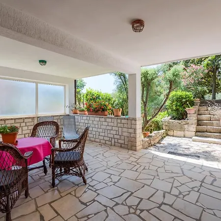 Ingrid 1699 Apartamento