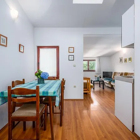 Ingrid 1699 Apartamento